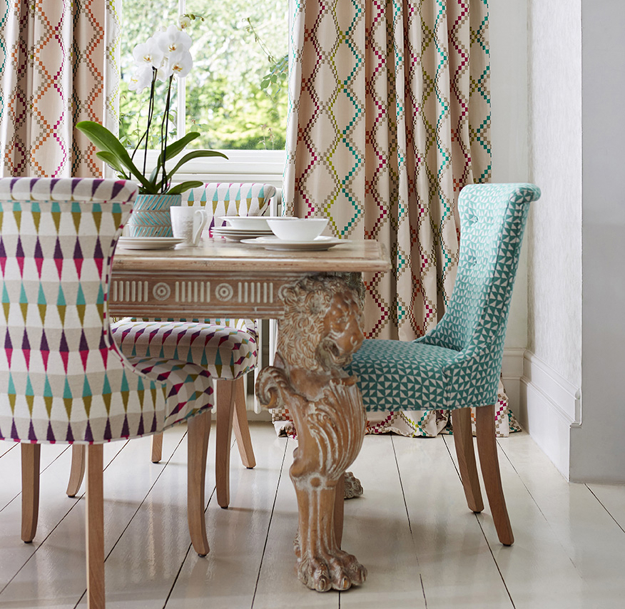 TEKSTILENES TALE: Ikke undervurder tekstilenes makt. De får hele rommet til å endre karakter. (Foto: Tapethuset)