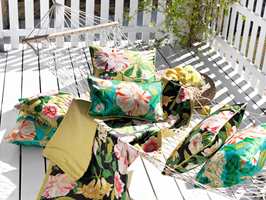 BLOMSTER: Med disse tekstilene fra Sanderson/Intag blir det frodig på terrassen med blomster som ikke må vannes.
