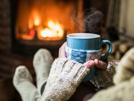 Warming and relaxing near fireplace with a cup of hot drink.<br/>Foto: VALENTYN VOLKOV