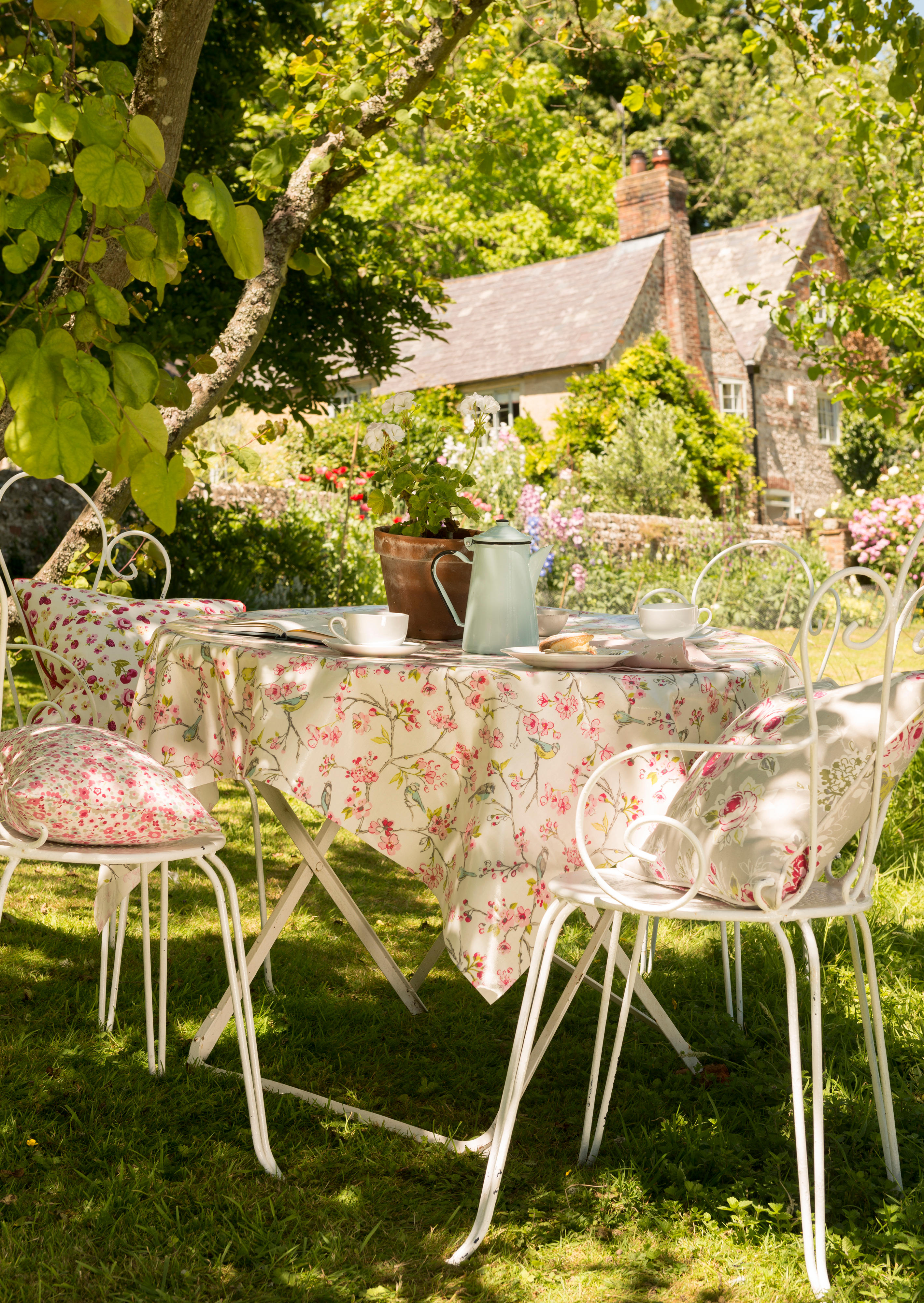 En miks av ulike mønster skaper en tilfeldig og avslappet atmosfære. Her matcher det uten å matche. Bomullstekstilene er fra Borges kolleksjon Garden Party.