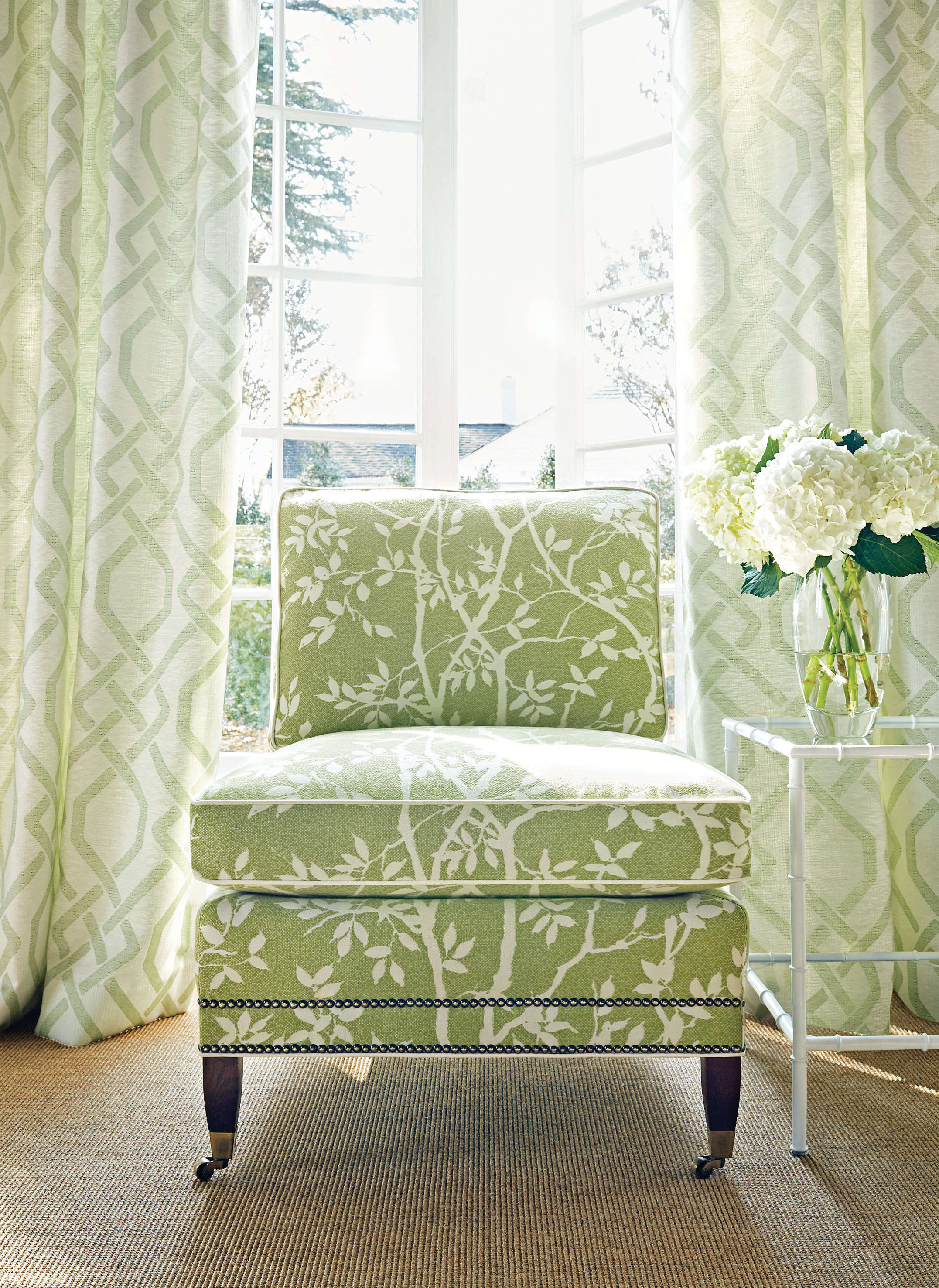 Med farge på tekstiler får man raskt inn noen energipunkter i rommet. Disse tekstilene fra Intag kan også brukes ute. Tekstiler fra Intag.