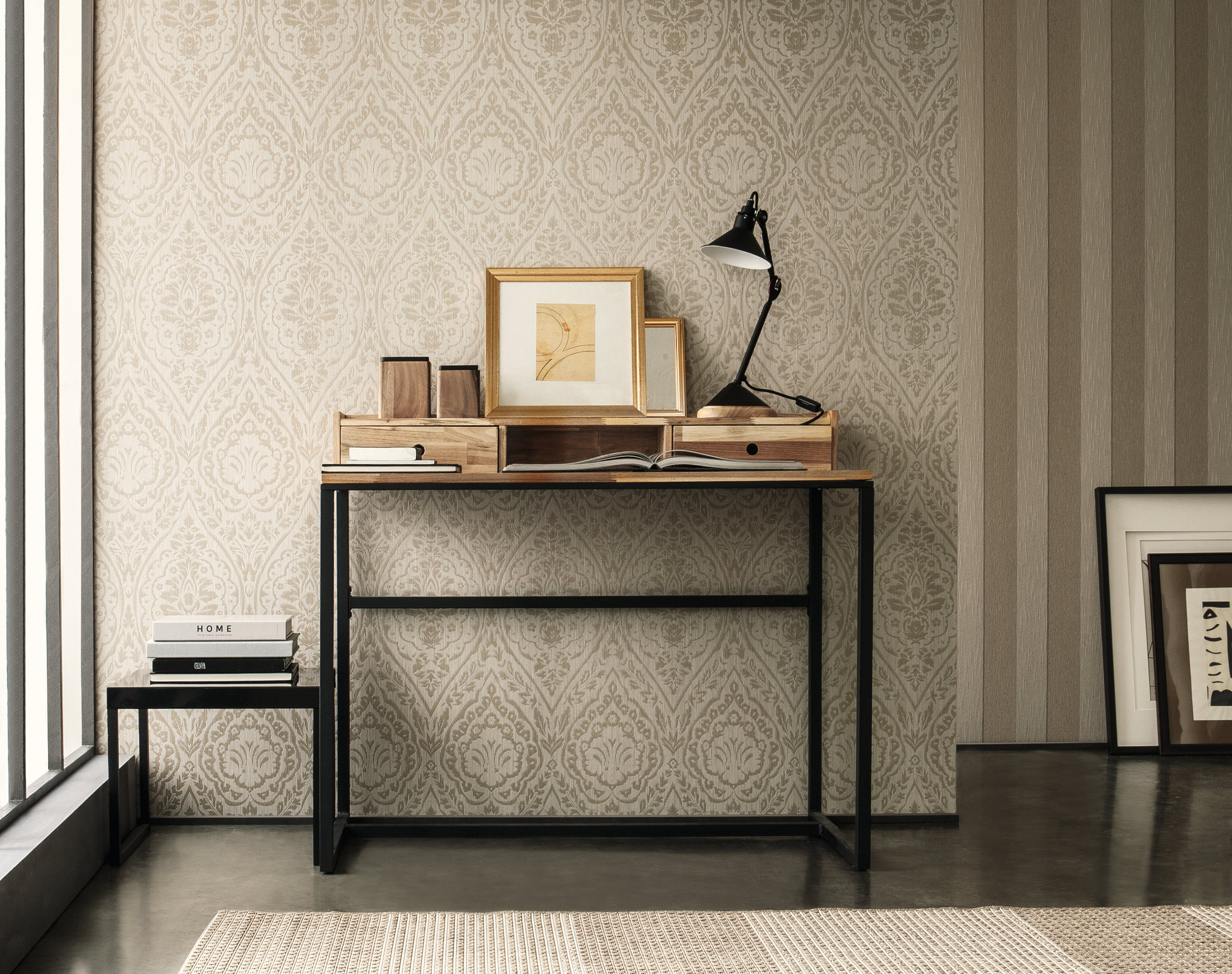 Tekstiltapet gir en lun følelse, og ses derfor ofte på soverommet. Tapet fra Storeys. Kolleksjon: Silk Road.