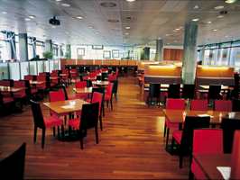 Personalrestauranten Sunt begjær ligger i den vestlige del av bygget og er dominert av varme farger.