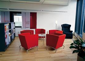 Telenor Fornebu har åpne kontorløsninger, men med sittegrupper og små avlukker for en stille stund eller et lite møte. Fargene i de enkelte fløyer følger nærmest fargesirkelen. Her er vi i den vestlige delen der rødt dominerer i møbler og gardiner.