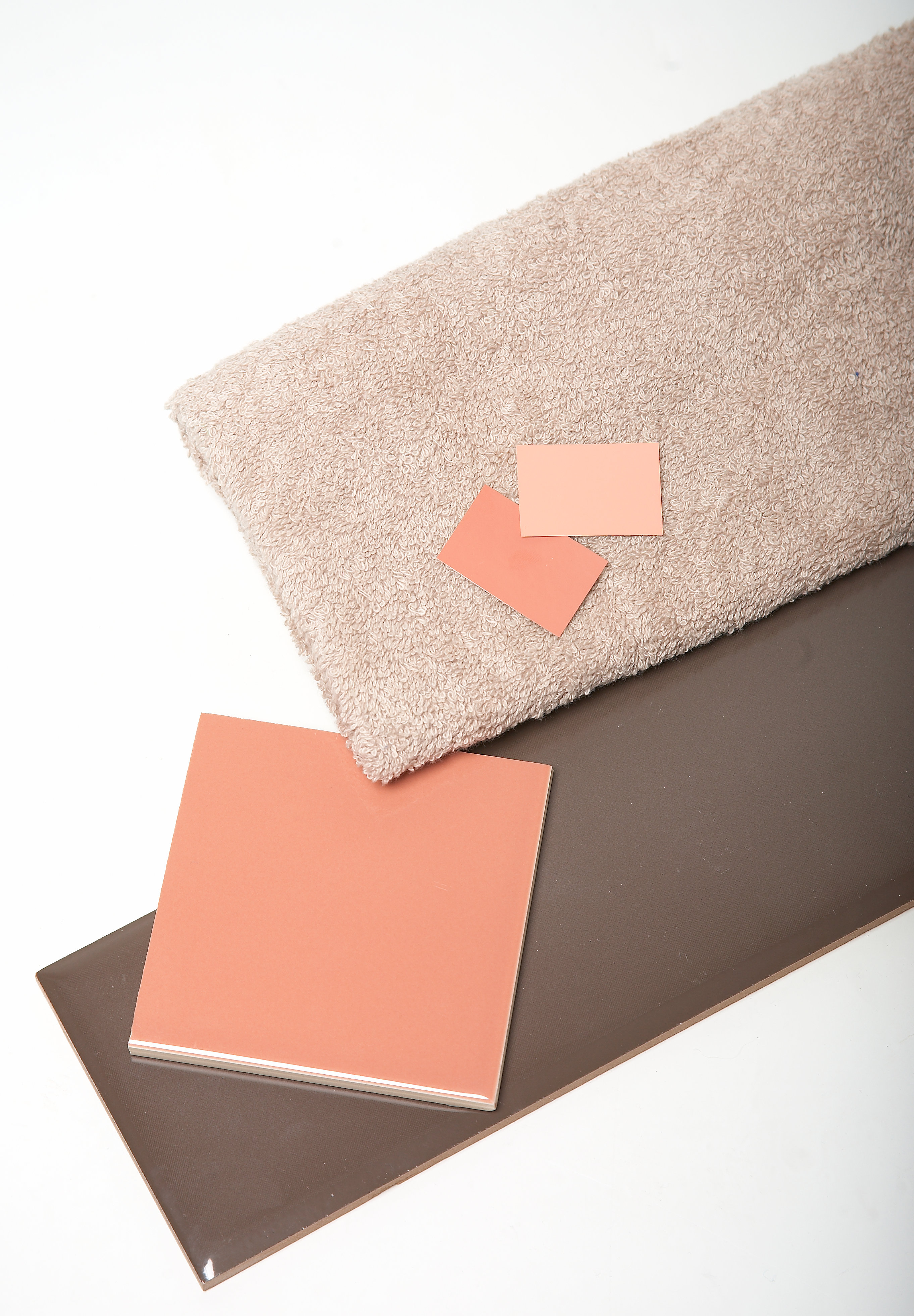 Det er store forskjeller på nyansene med stor fargestyrke og på neddempede puddernyanser.