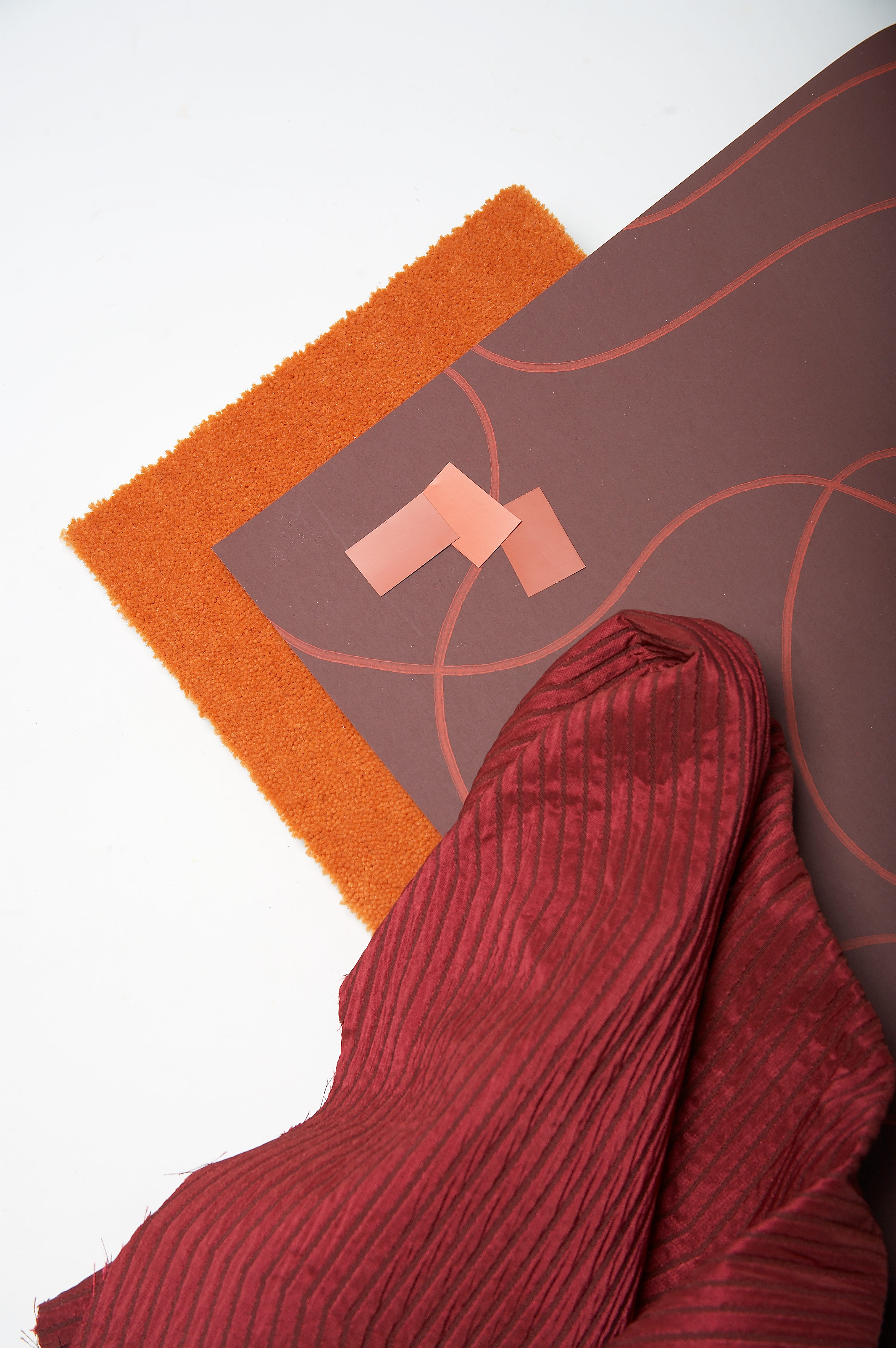 Naboer i rødt, oransje og lilla.