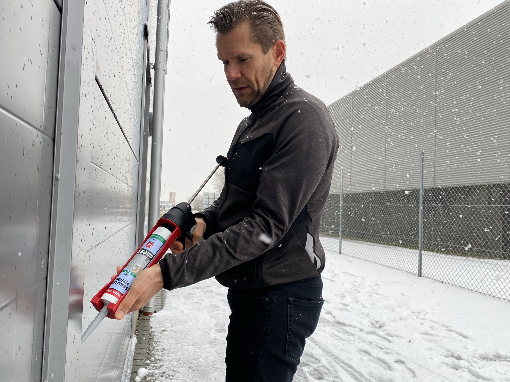 Rune Ludvigsen, Dana Lim Norge holder en hybridfugemasse.