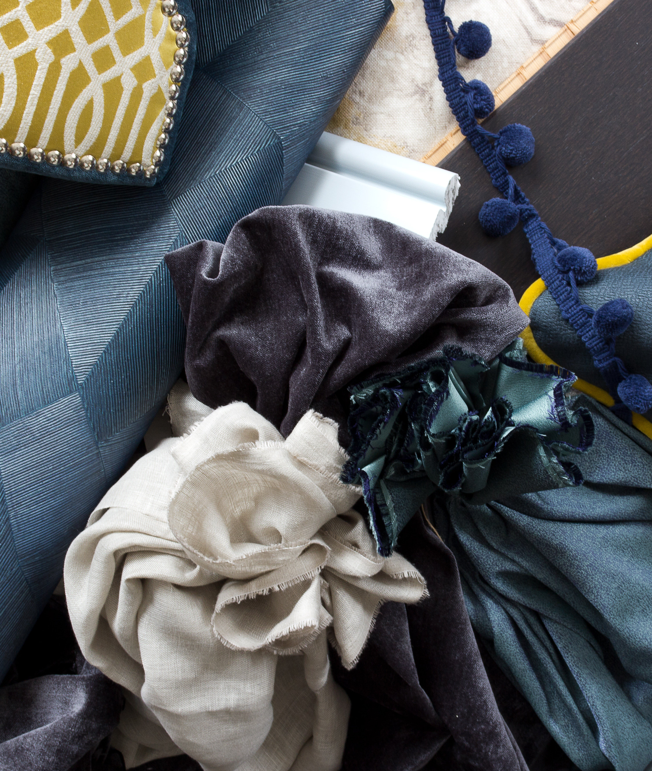 GOD BLANDING: Velg mest av den fargen du ønsker skal prege helheten. Stil og atmosfære skaper du ved å kombinere ulike materialer. Tapet og tekstiler er fra Green Apple. (Foto: Trine Midtsem/ifi.no og Bjørg Owren/ifi.no)