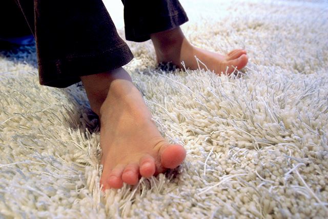 Tepper er behagelig med og uten sko. Det gjelder å holde teppet like friskt og rent som sine egne føtter. – Støvsug minst en gang i uken, sier ekspertene. 