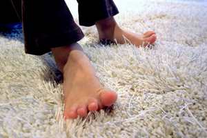Tepper er behagelig med og uten sko. Det gjelder å holde teppet like friskt og rent som sine egne føtter. – Støvsug minst en gang i uken, sier ekspertene. 