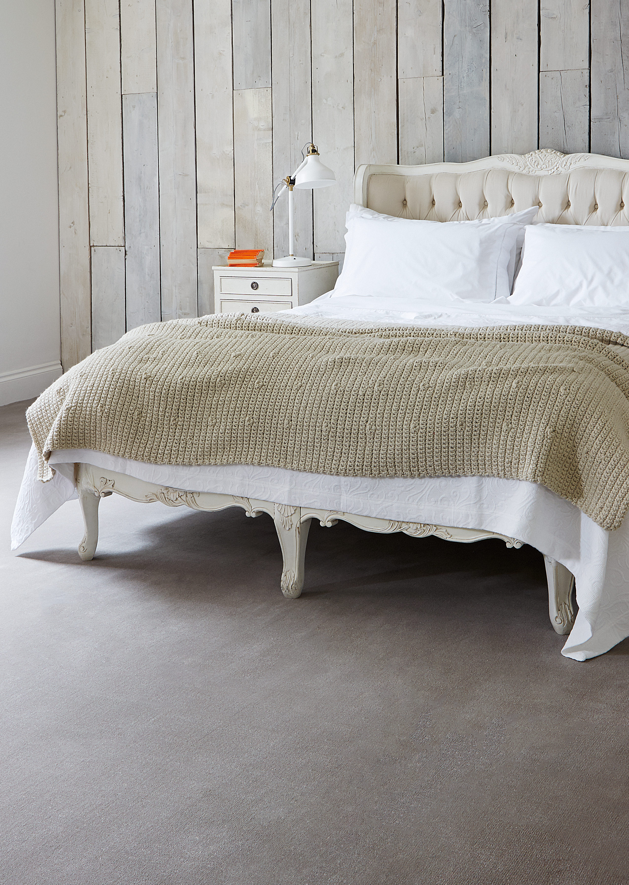 Heldekkende teppe på soverommet