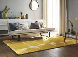 EN  FARGEKLATT: Hvis det er lite farger og mønster ellers i rommet, kan teppet bli det  lille ekstra som gjør rommet personlig. Gå for et teppe i yndlingsfargen din! Dette  er fra Scion og føres av InHouse.        