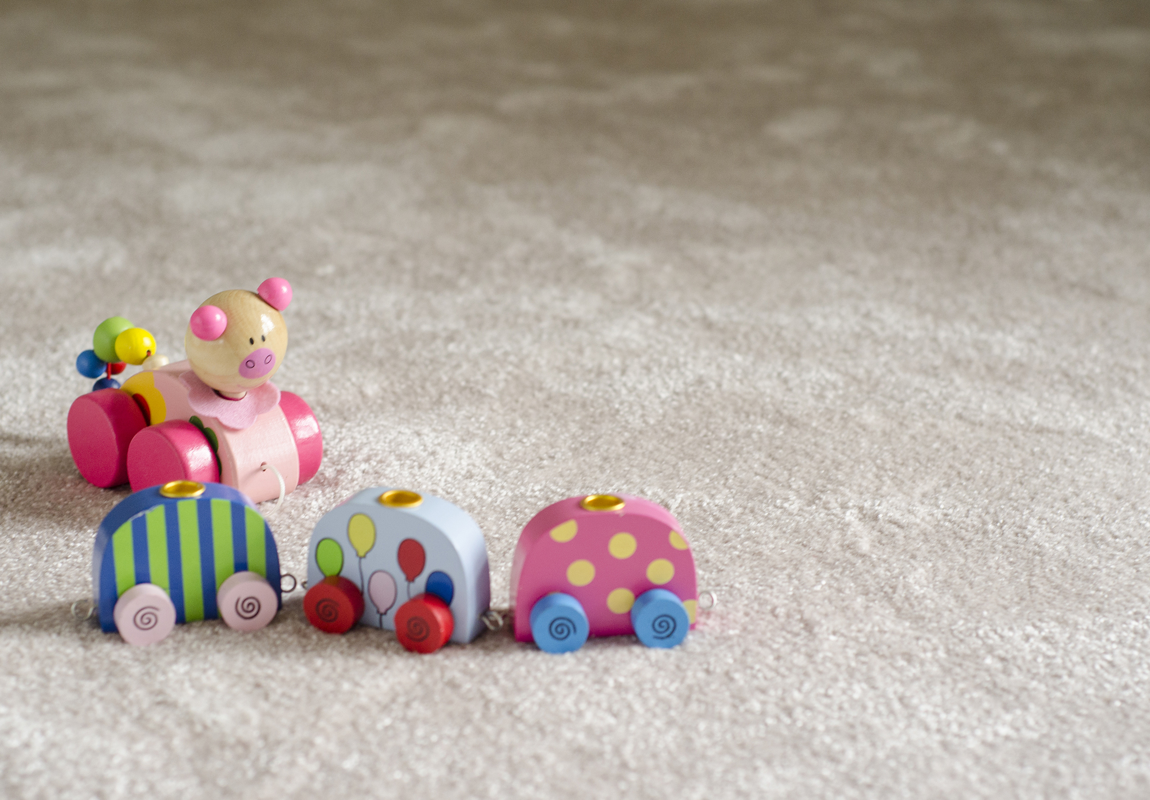 De fleste setter barnets komfort høyt. Med teppe får du et av de mest komfortable underlagene du kan tenke deg. Her fra Golvabia.