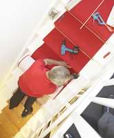 Glatte trapper kan være livsfarlig, men er allikevel veldig vanlig i norske hjem. Med små eller store grep kan du gjøre trappen mer sklisikker. Med teppe får du en trygg og lyddempende løsning. 