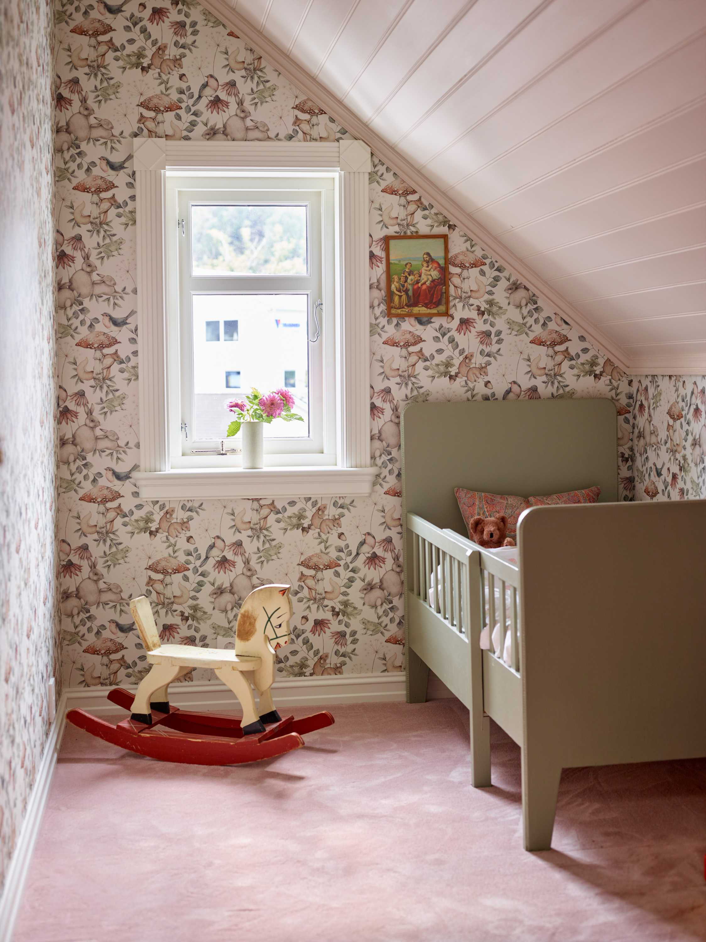 rosa teppe seng barnerom