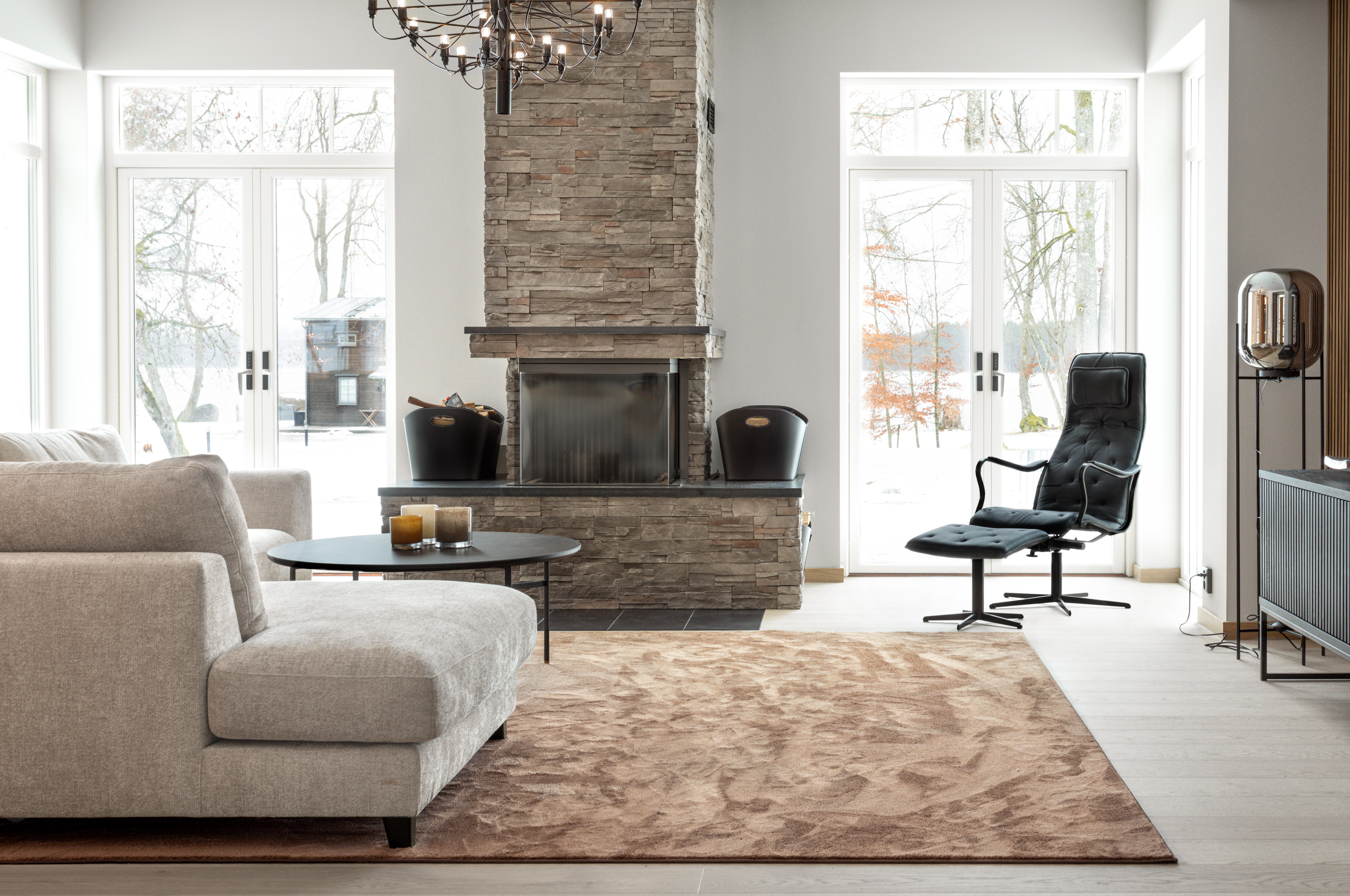 lyst rom beige teppe stue peis