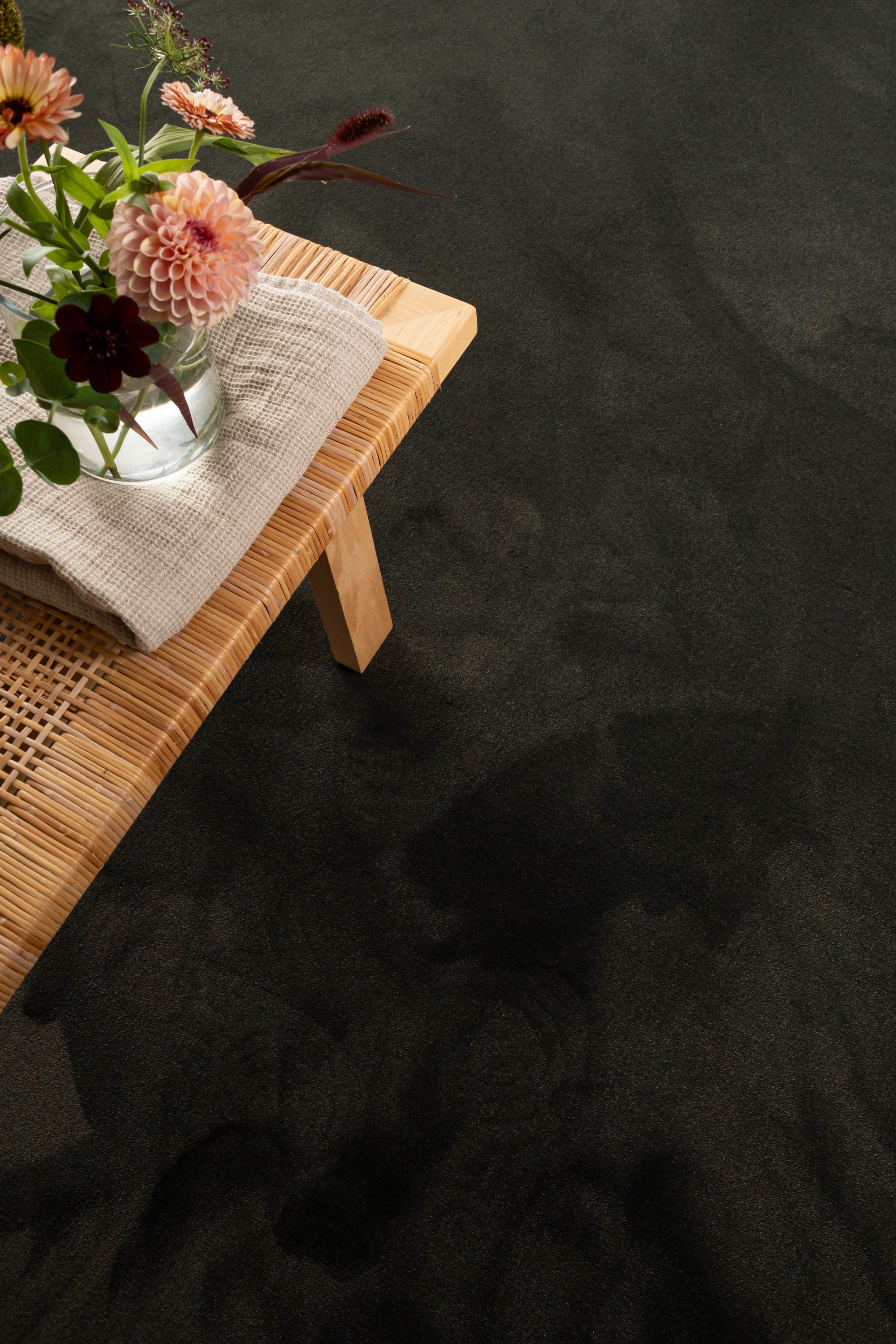 mørkt teppe rosa blomster