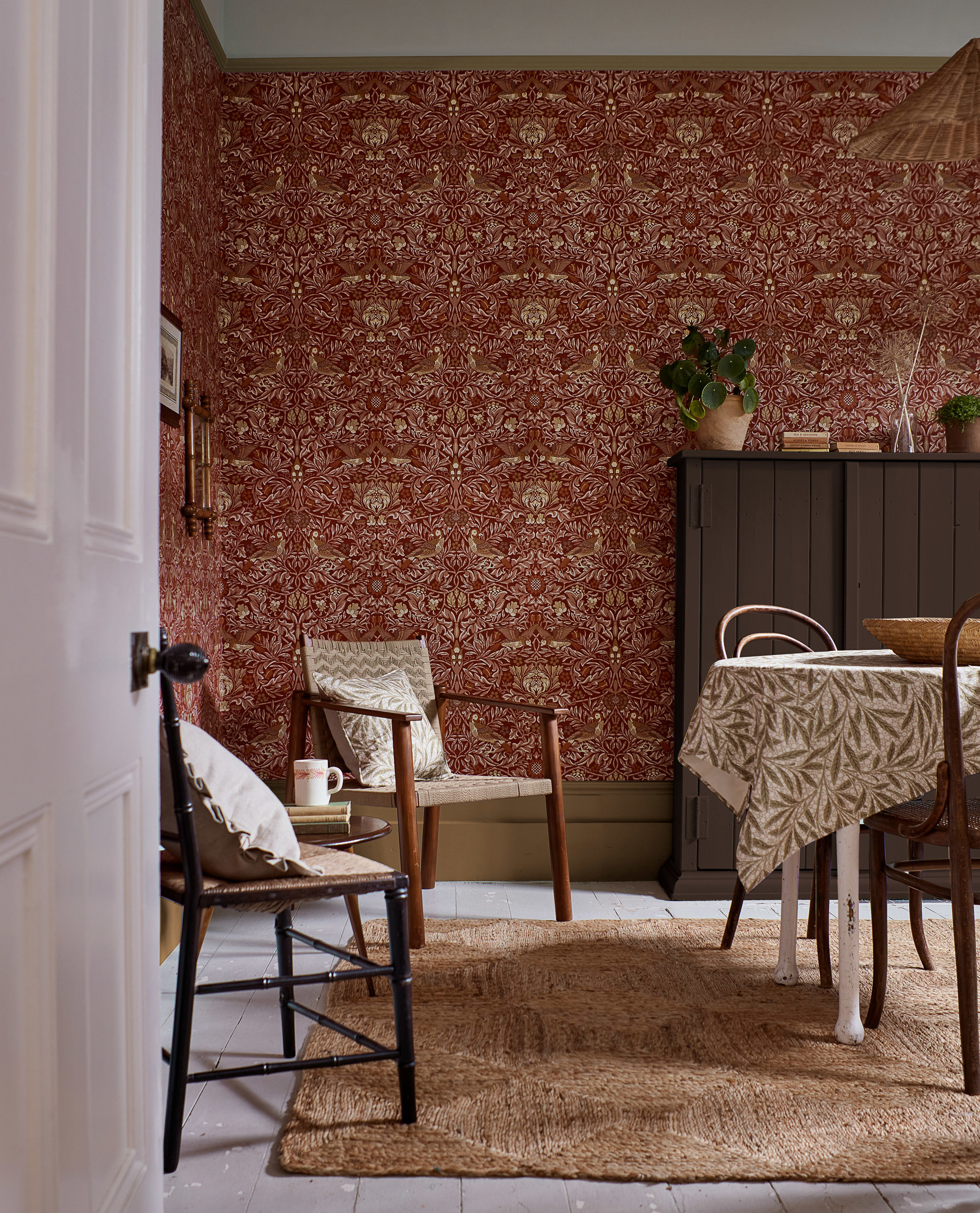 røde vegger linfarget teppe stue