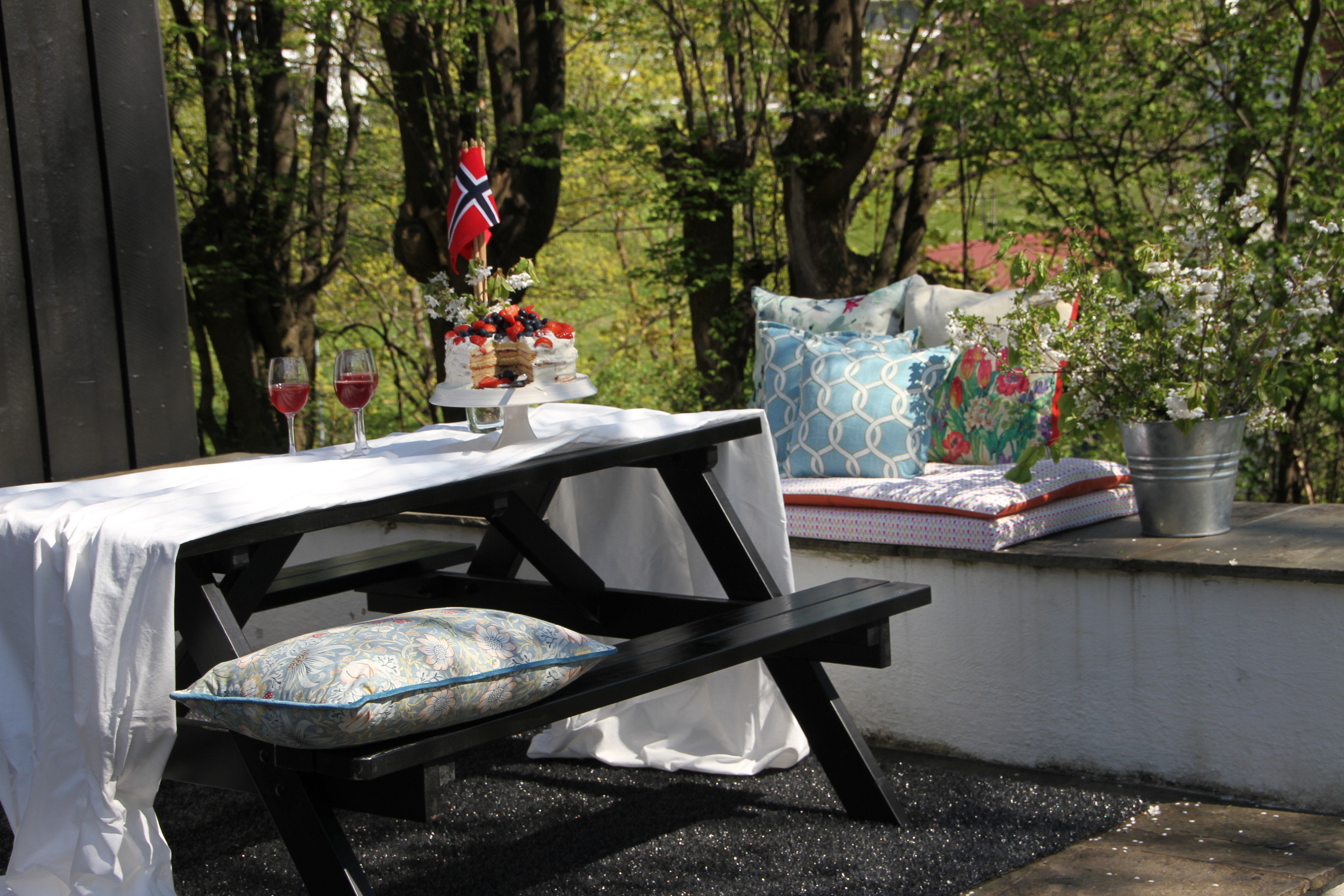 TEPPEFINT: Et teppe beregnet på utendørsbruk tar seg godt ut under festbordet. Teppe: Zakura sort, Golvabia. Tekstiler fra INTAG og Borge. Bordet er malt med Quick Bengalack, sort. (Foto: Robert Walmann/ifi.no)