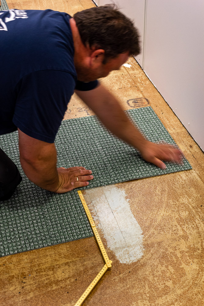 legger teppeflis løst