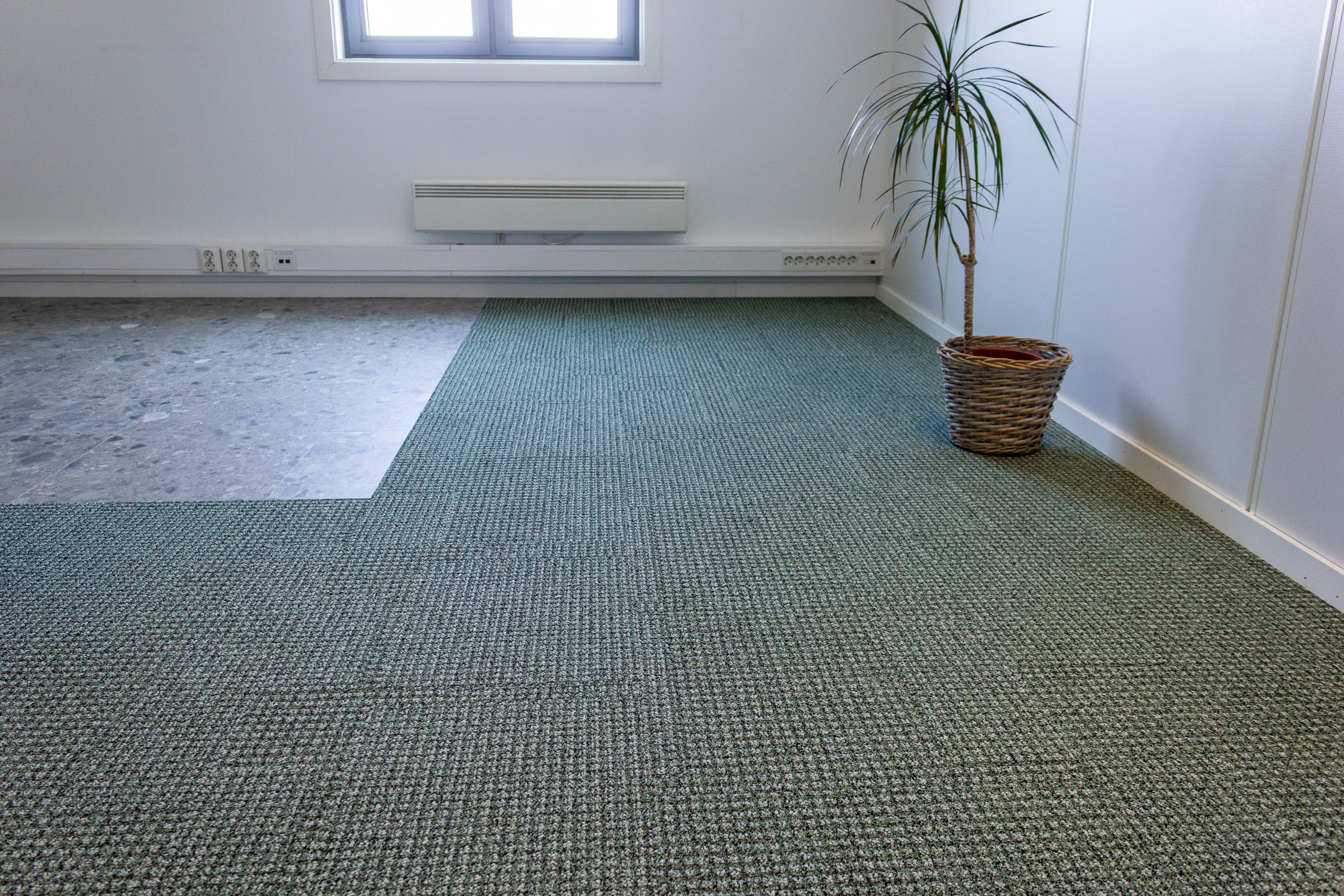 Kombiner klikkvinyl og teppeflis for en personlig gulvopplevelse