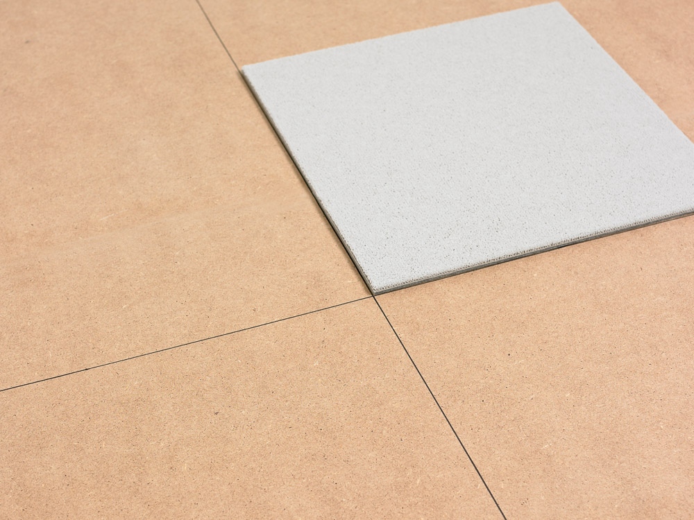 teppeflis mot kryss på gulvet