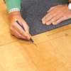Hvor mye tape brukes ved legging av teppefliser?