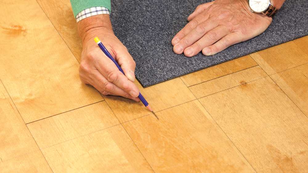Hvor mye tape brukes ved legging av teppefliser?