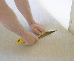 Lag et snitt i teppet ved utvendige hjørner slik at teppet dekker gulvflaten. 