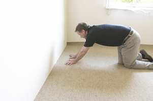 Brett teppet tilbake over limet og stryk godt på plass. Gjenta behandlingen for andre halvdel av teppet.
