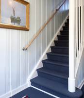 TEPPER: De blå teppene i gangen og trappen er noe av det han er mest fornøyd med. De skaper en spesiell velkomst; luner og demper lyd, ser fantastiske ut og hindrer at du faller i trappa. Den isblå veggfargen var klar fra starten.