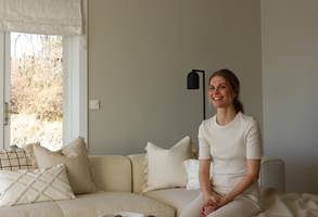 TEPPER: – I tillegg til å dempe støynivå inn og ut av boligen, er også gulvtepper gode til å innramme sitte- og oppholdsarealer, sier Torhild Rustenberg hos InHouse.    
