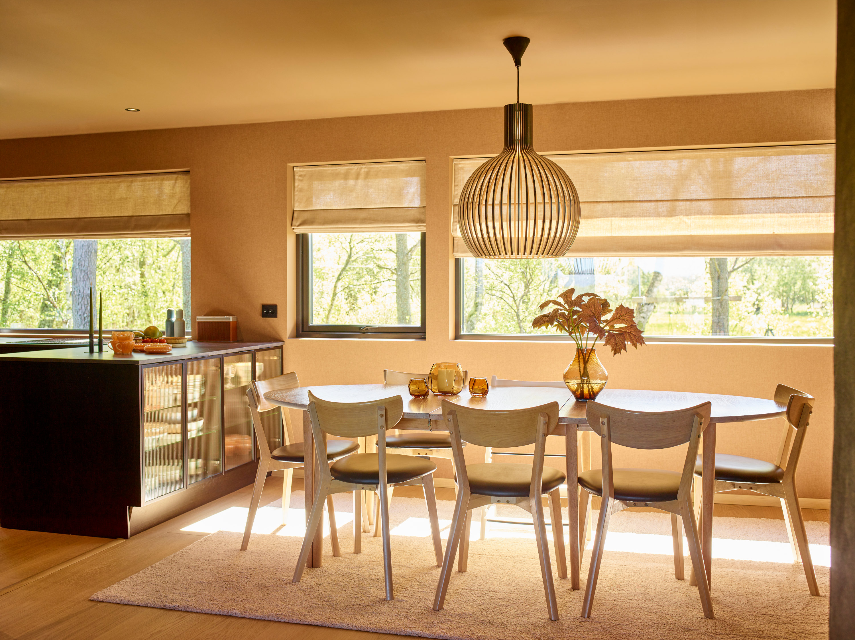 spise stue bord stoler teppe lyst