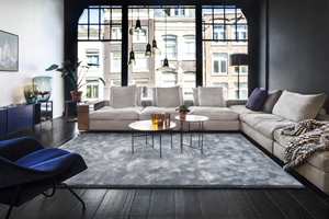 FAVORITT: Store, ensfargede tepper gir rommet lunhet og et eksklusivt utseende. Teppe fra Van Besouw føres av Intag. 