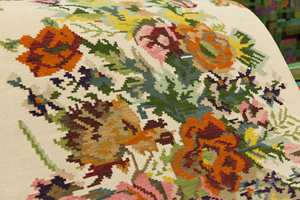 Bonderomantikk, husflid og det rustikke, er tydelig trend i dag. Her et flatt, vevet ullteppe fra Carpetas med stiliserte kryss-stingmønstre.  