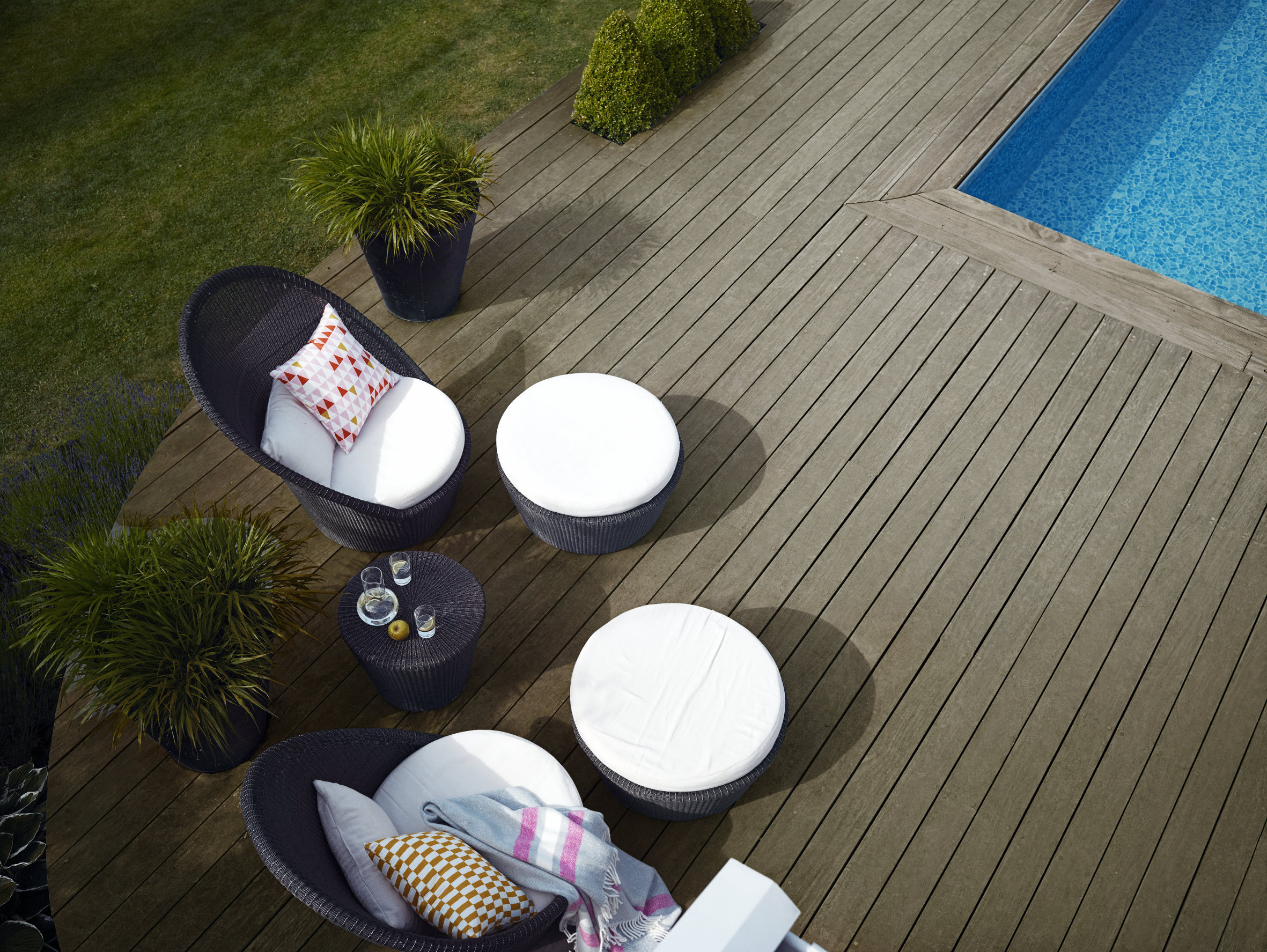 Du kan f&aring; en gr&aring; platting som ser v&aelig;rslitt uten &aring; v&aelig;re flisete, fremheve uteplassen med en elegant brunsort farge, eller f&aring; en naturlig gr&oslash;nnfarget terrasse. Foto: Nordsj&ouml;