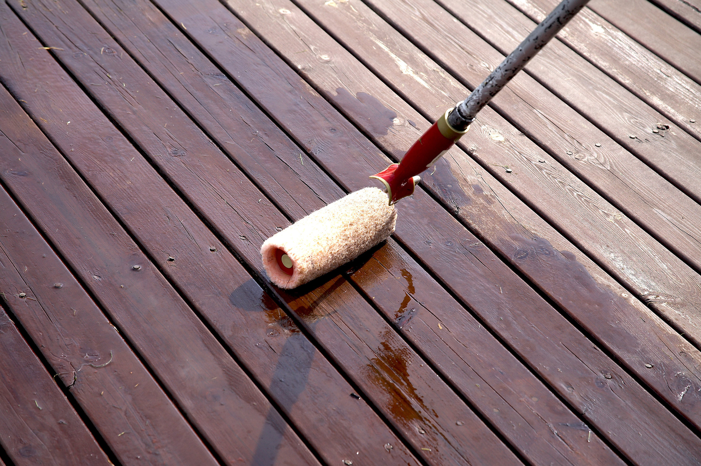 Beisen p&aring;f&oslash;res med rull og etterstrykes med en flat, bred pensel. Beisen skal ikke danne film. Foto: Kristian Owren/ifi.no