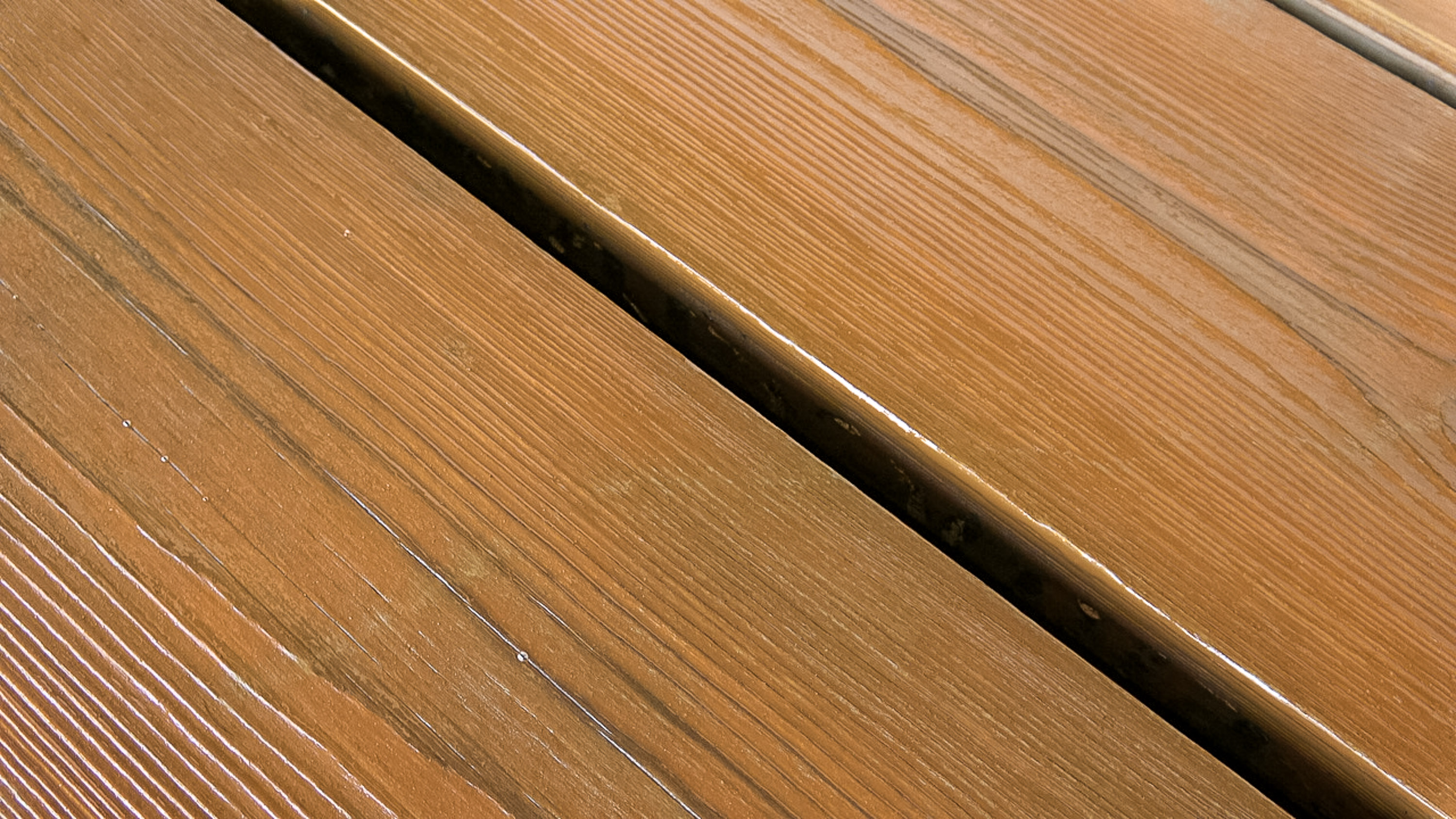 Kan jeg bruke samme beis på terrassen og husveggen? 