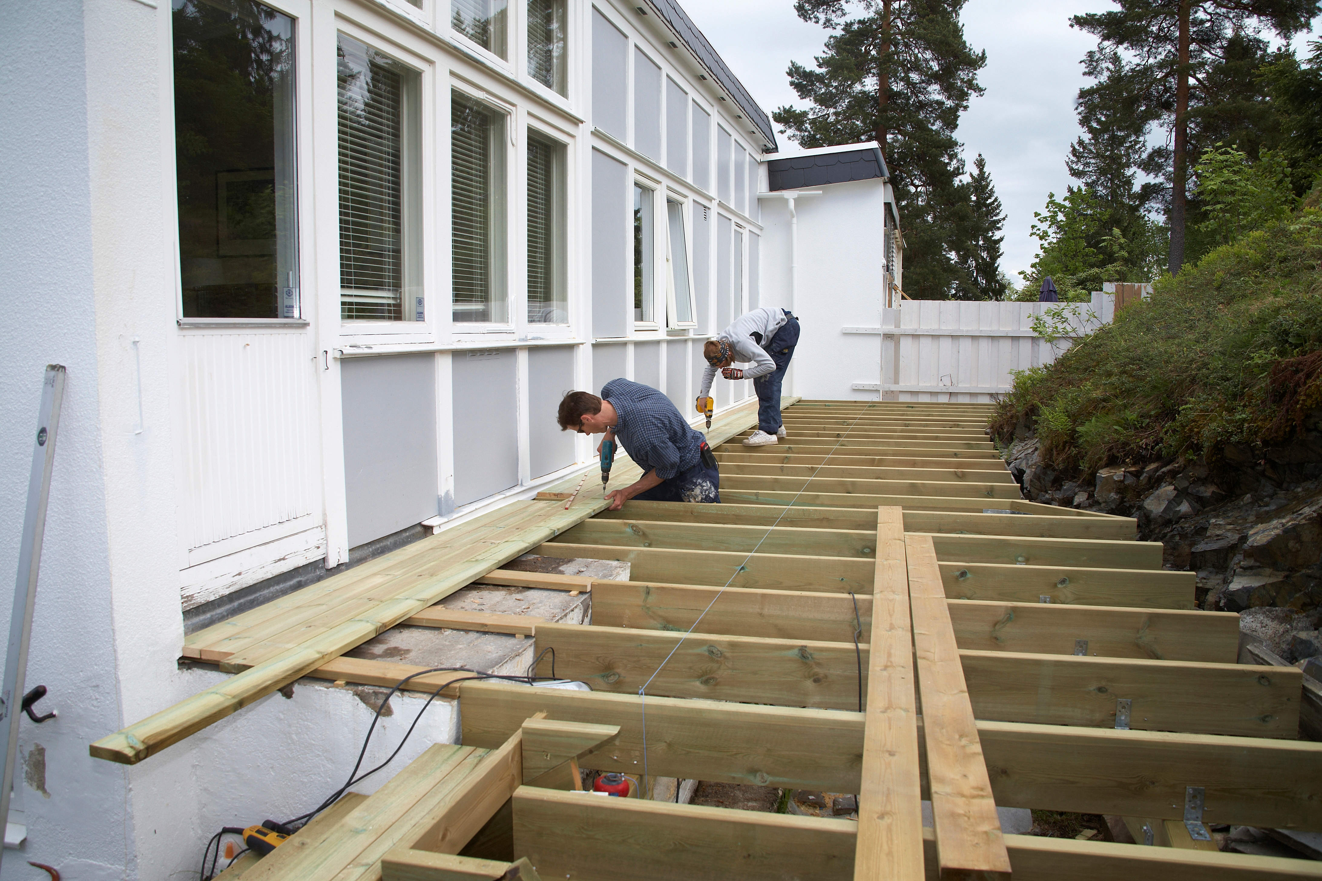 Trikset som får terrassebordene til å tørke raskere