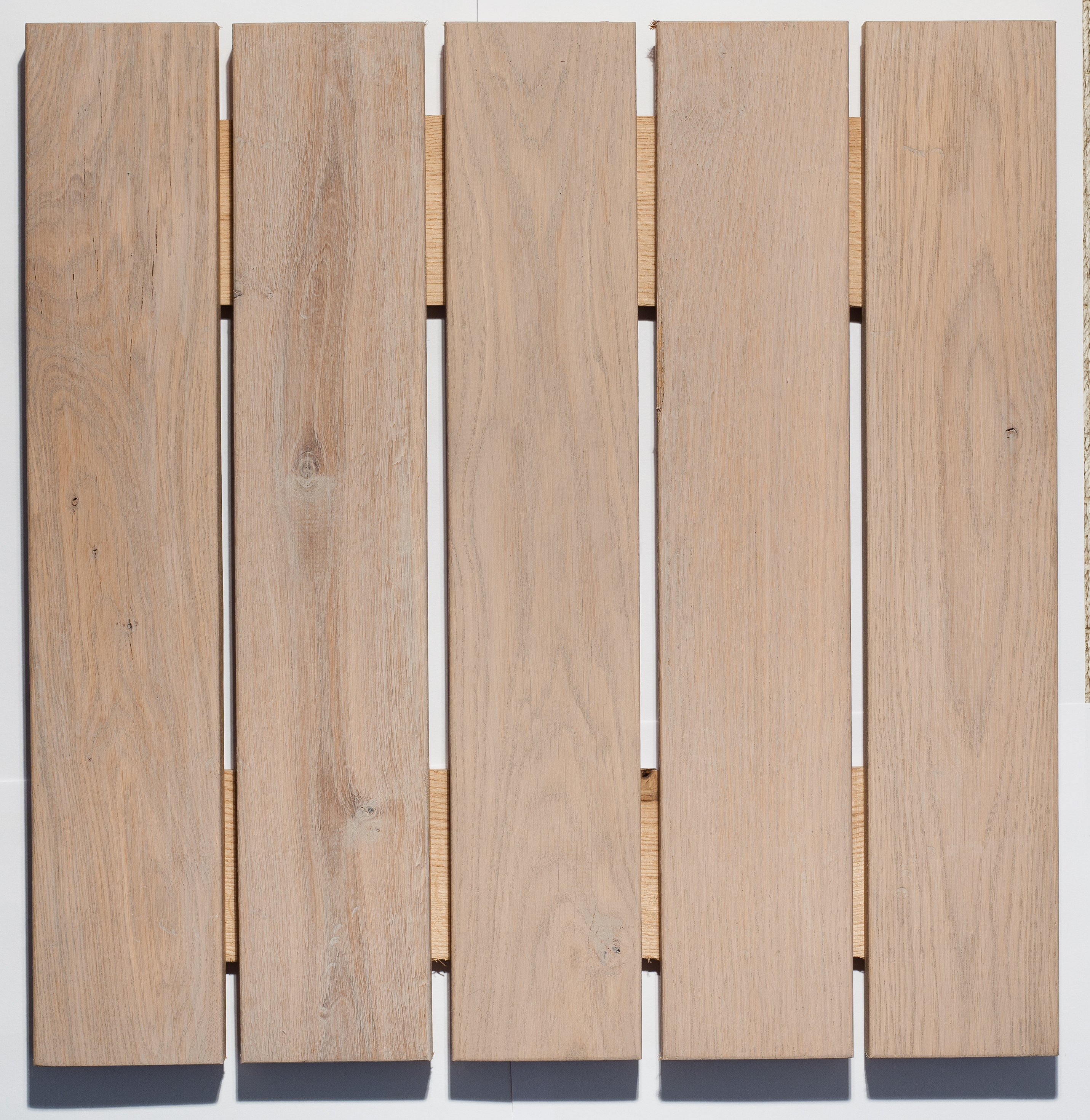 Her er en terrassehelle behandlet med Nordsjö UV Super Terrasse og Møbelbeis i fargen Sand.