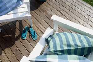 Gjør vedlikeholdsarbeidet grundig, så kan du kose deg med terrassen din på late sommerdager.