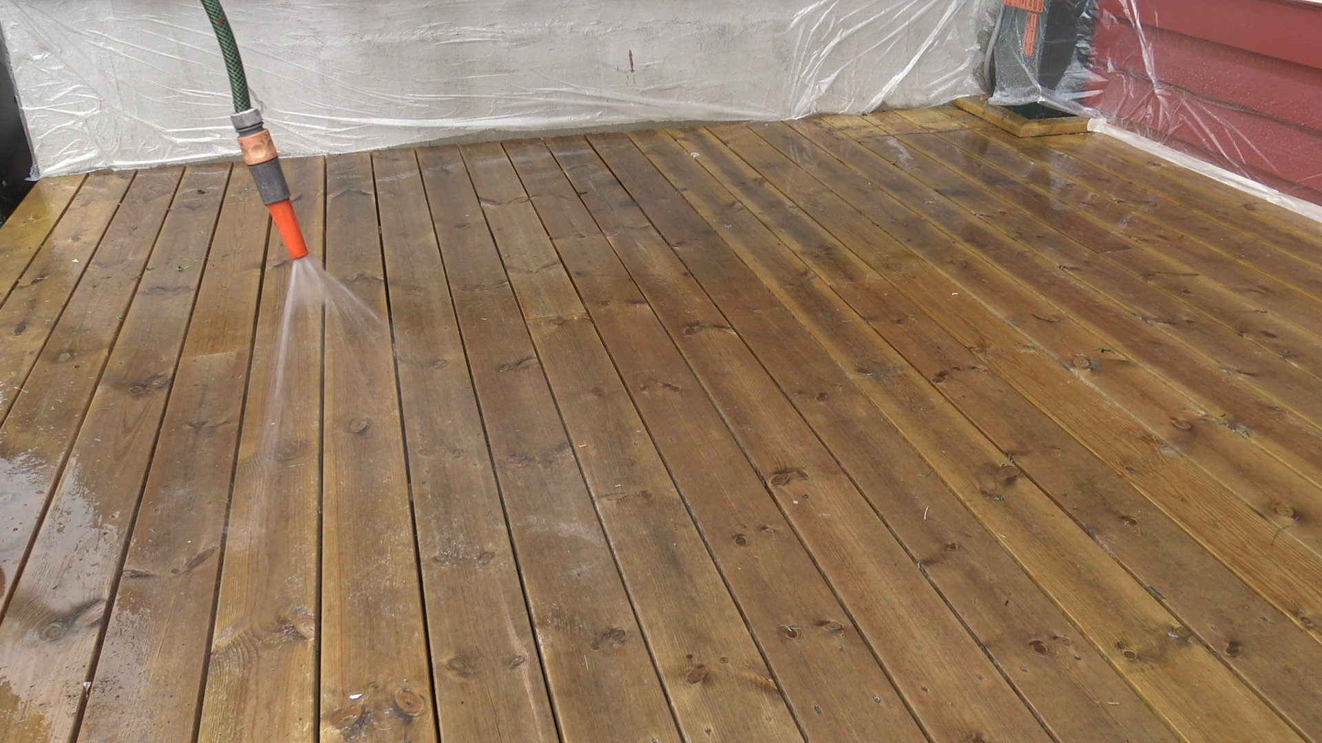 Fukting av terrasse med hageslange