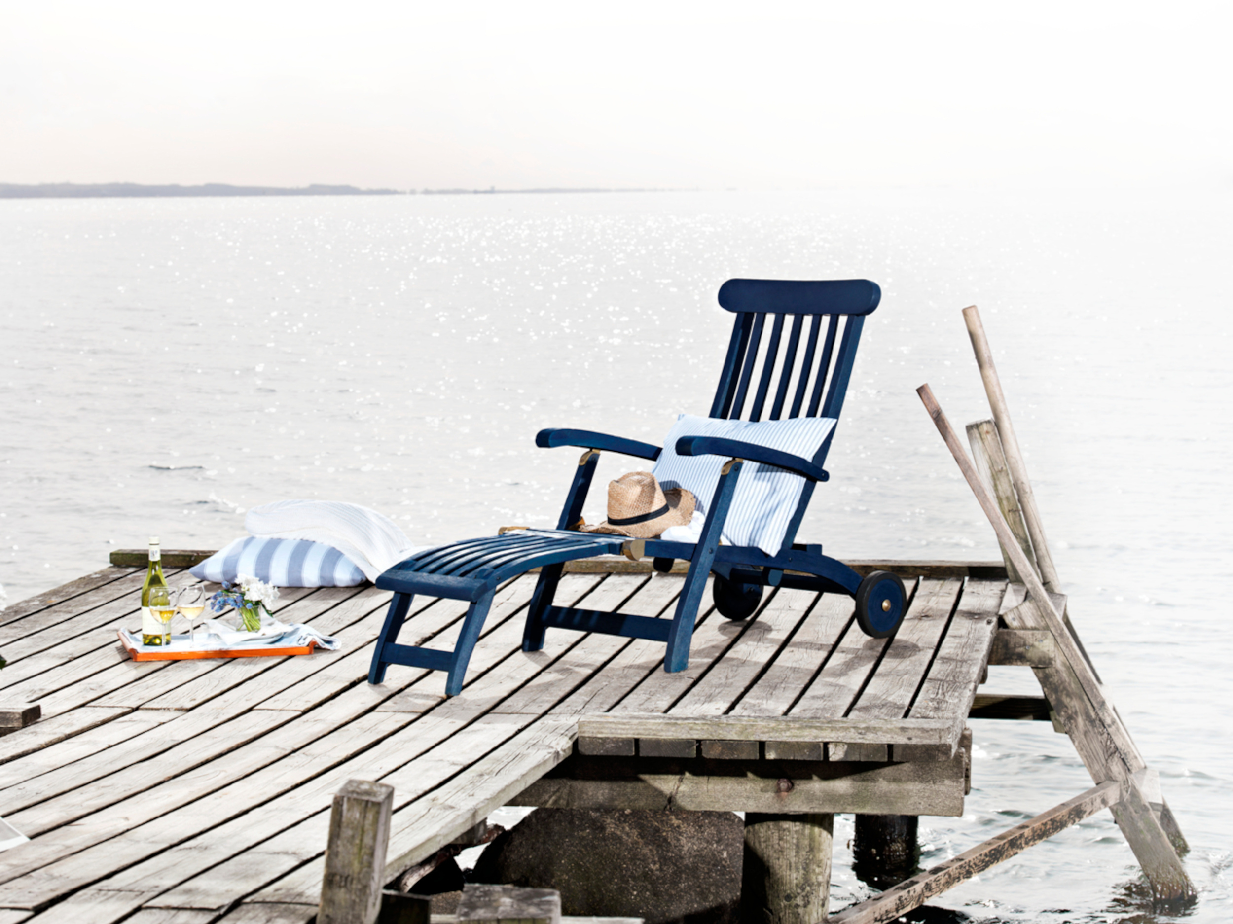 blå stol sjø brygge
