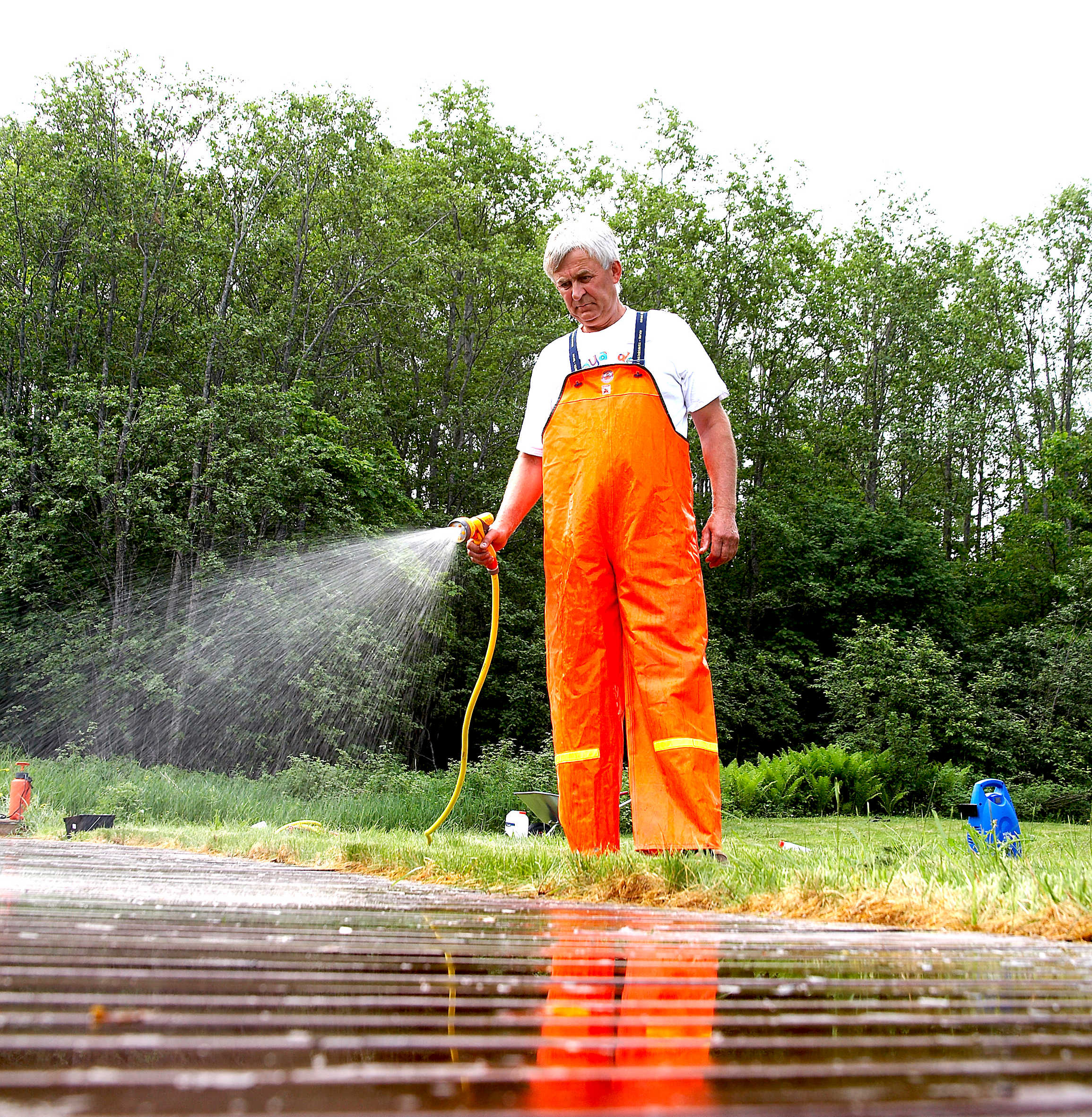 Avslutt med en grundig spyling med rent vann - det er tryggest å benytte hageslangen.
