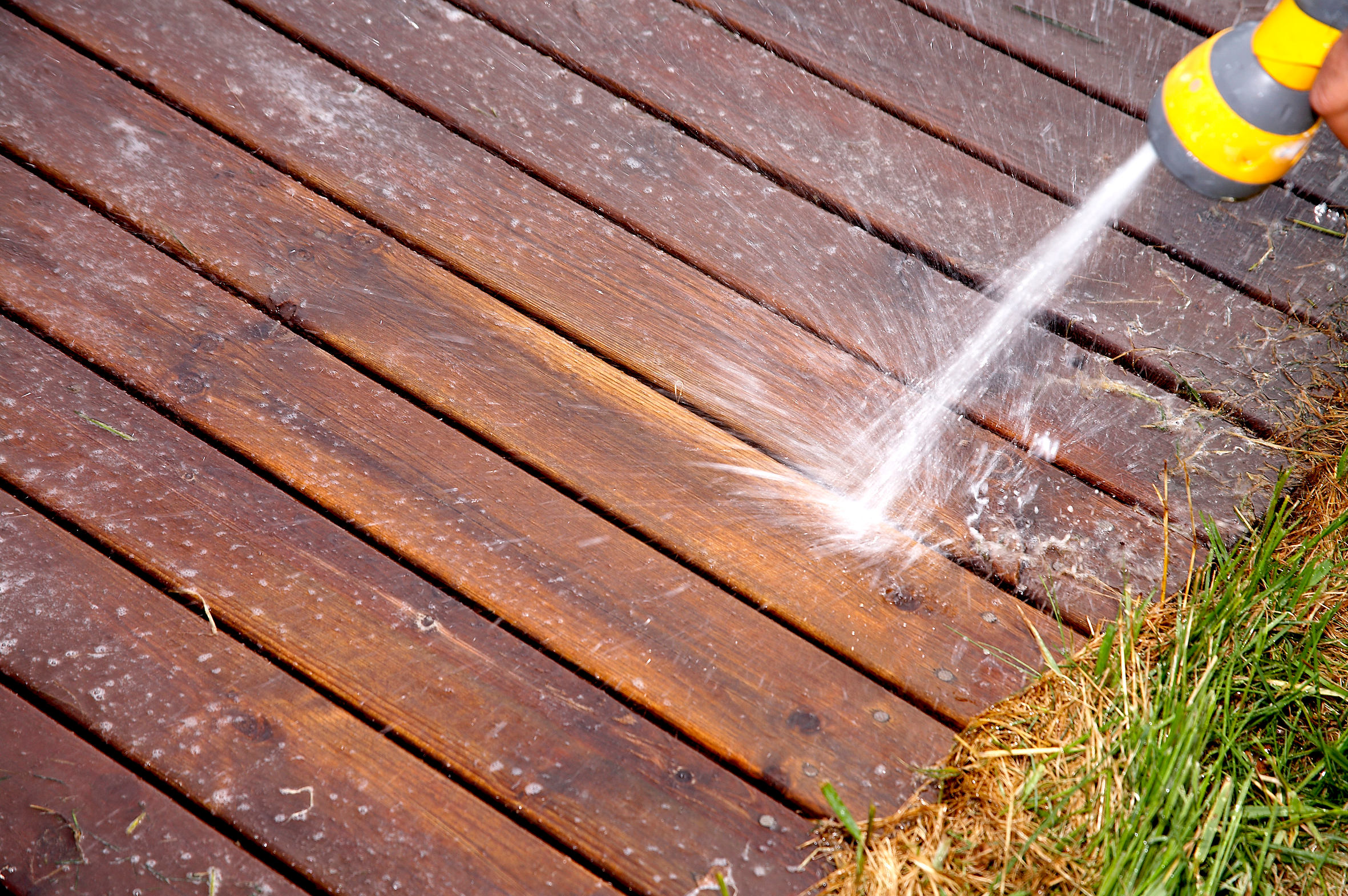 Først spyler du med rent vann fra hageslangen.