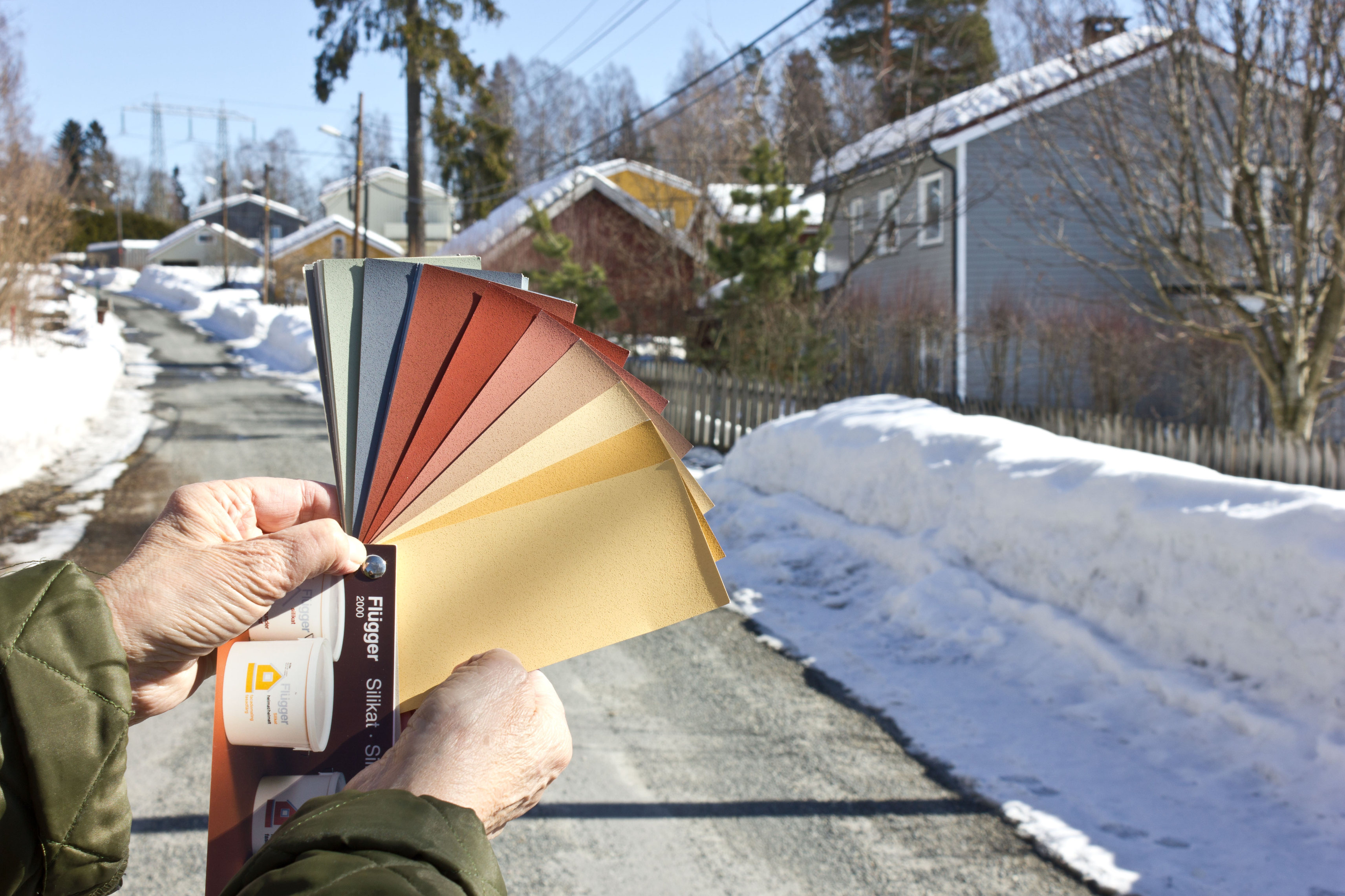 Skal du male huset i år? Ta med fargeprøvene ut nå!