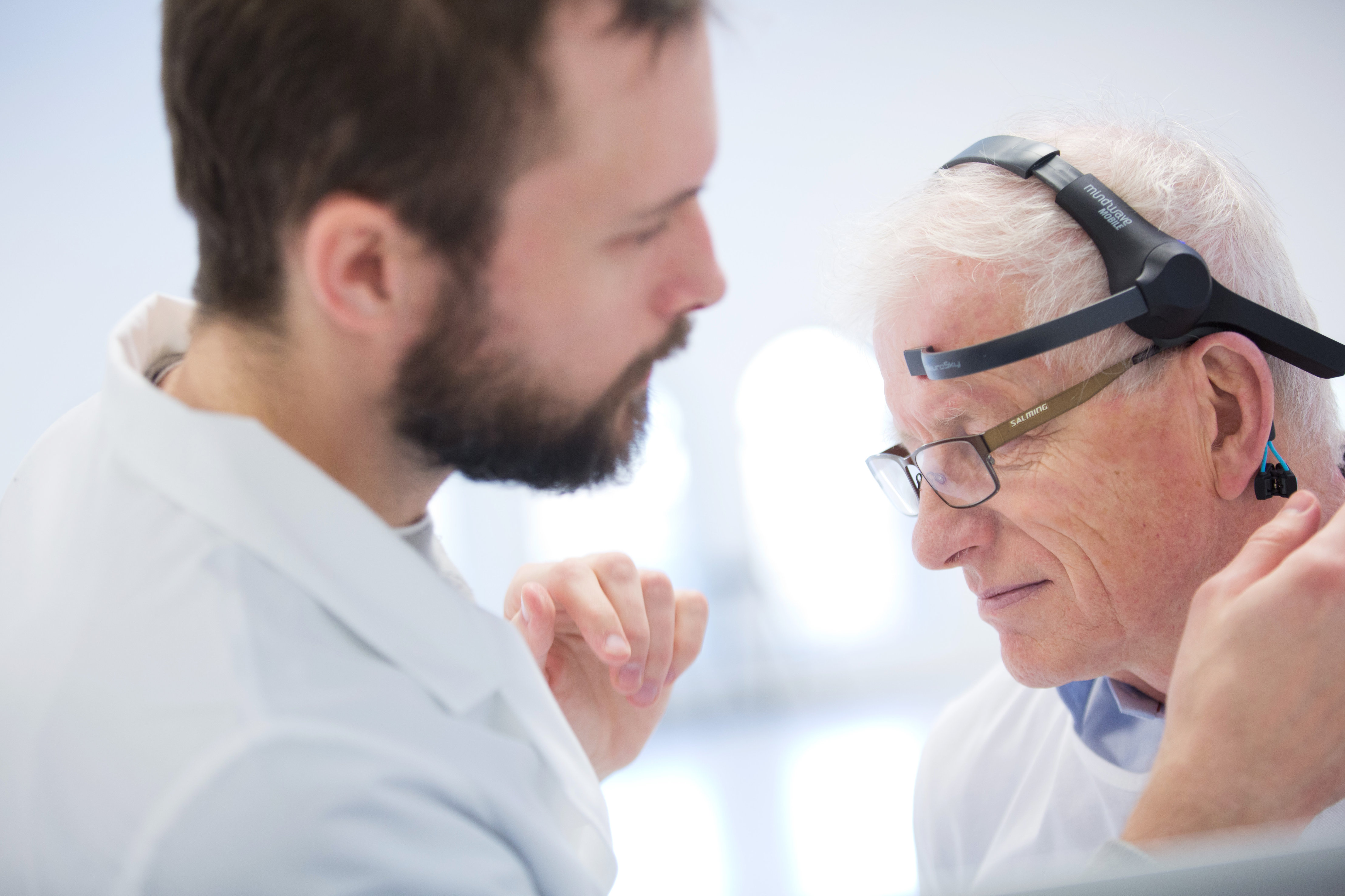 Testpersonene fikk på seg pulsmåler og headset med sensorer som sporer hjernebølgene, en såkalt EEG-opptager. 