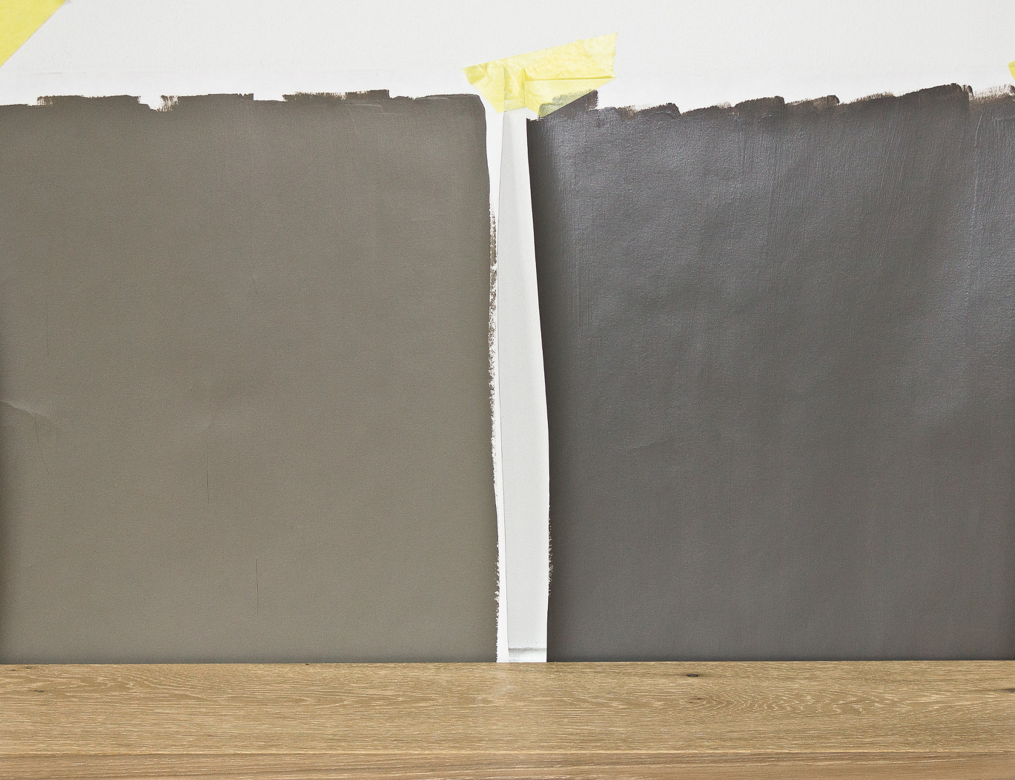 Du gjør lurt i å male noen løse plater i fargene du vurderer før du kjøper inn maling. Da kan du sette dem opp mot veggen og se hvordan fargene vil bli i rommet.