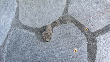 ENKEL I BRUK: Concrete Fix er en akrylbasert reparasjonsmørtel på patron, som kan brukes både ute og inne for å reparere hull og revner i murverk. Massen hefter til de fleste materialer som skifer, murstein, betong og sement. 