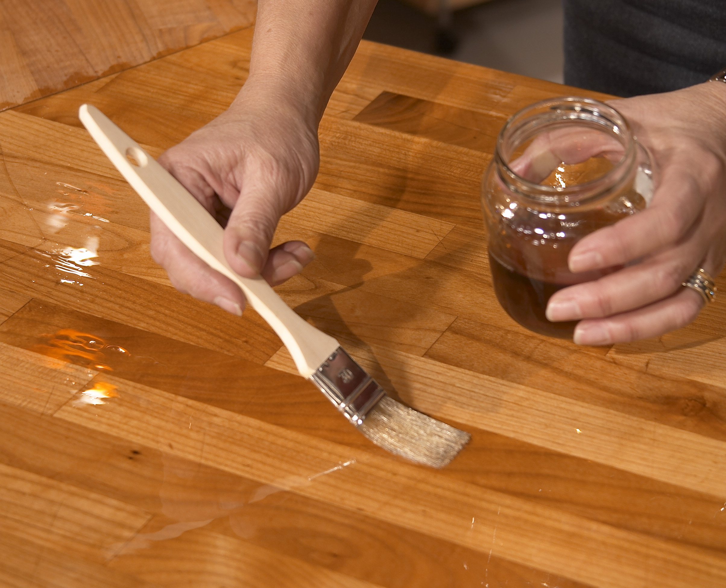 TETT TRE: En oljet benkeplate sørger for at treverket ikke trekker til seg fukt. Pål Nyhus hos Woca Norge anbefaler å ta «dråpetesten». – Flyter dråpen utover, bør du påføre et strøk olje, sier han. 